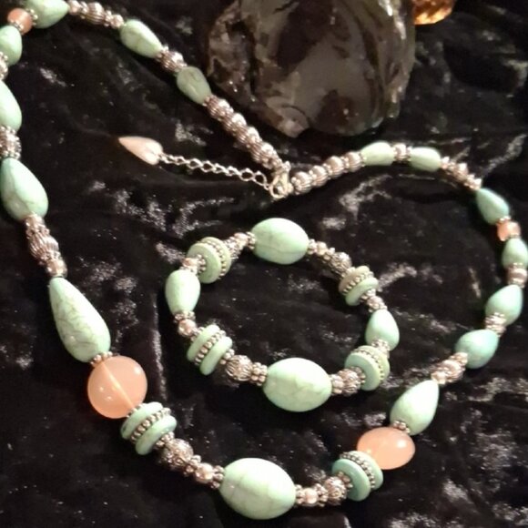 Elegant Green and Pink Beaded Necklace and Bracelet Set - Picture 1 of 6